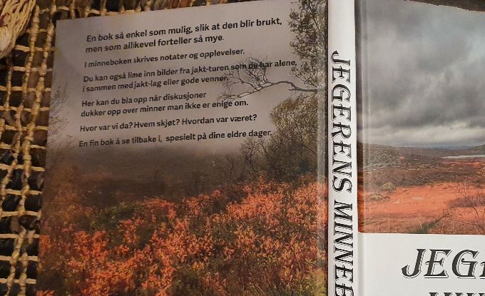 Bak og forside på boken.